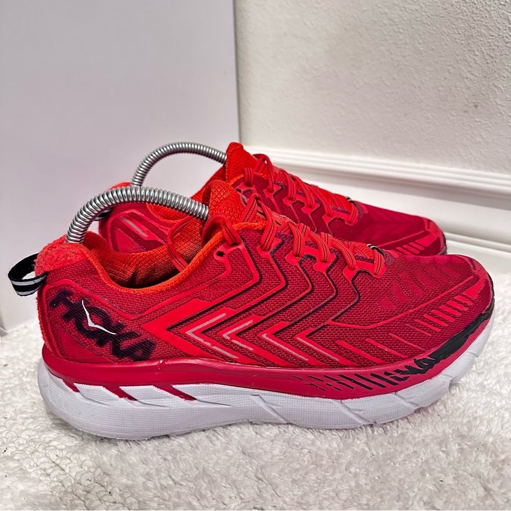 Hoka Men's Clifton 4 Road Running Shoe, Haute Red/High Risk Red